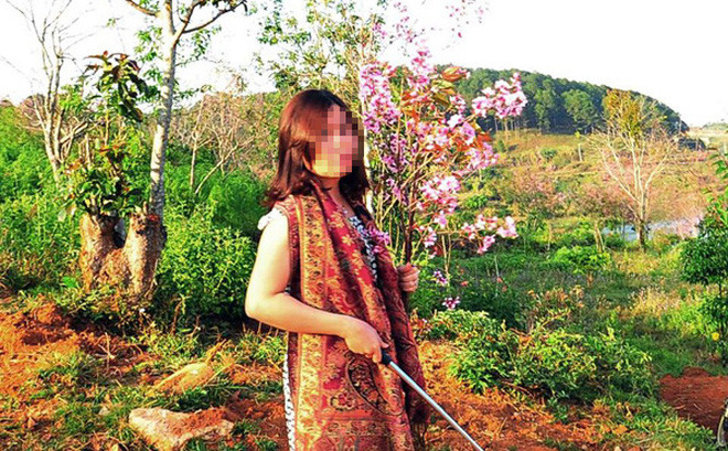 Như thông tin trước đó báo chí đưa, nhóm bạn của anh N.A.T xuống Khu du lịch hồ Tuyền Lâm Đà Lạt để chụp hình hoa mai anh đào đang nở rộ ở đây. Khi đó nhóm đã thấy một người phụ nữ có ý định bẻ hoa anh đào, thấy vậy nhóm liền nhắc nhở. Sau khi đi chụp ảnh và quay lại, N.A.T và nhóm bạn thấy người phụ nữ cầm một cành hoa anh đào chụp ảnh. Hai bên đã lời qua tiếng lại về sự việc. Theo tìm hiểu, người phụ nữ cầm hoa anh đào chụp ảnh là bà Phạm Thị Minh Hiếu, Phó giám đốc Sở Tư pháp tỉnh Bình Thuận. Ảnh: N.A.T.