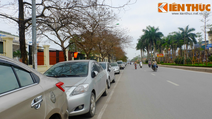 Sau chiến dịch giành vỉa hè, các khu vực cho dừng đỗ ô tô chật kín xe. Ảnh chụp trên đường Văn Cao (Ba Đình, Hà Nội).