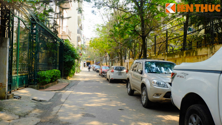 Do nhu cầu đỗ xe ô tô lớn, trong khi việc đỗ xe ở một số tuyến đường có kẻ vạch và đóng phí thì mức giá giữ xe khá chát nên việc tìm chỗ đỗ xe ô tô đang là vấn đề nan giải với nhiều người.
