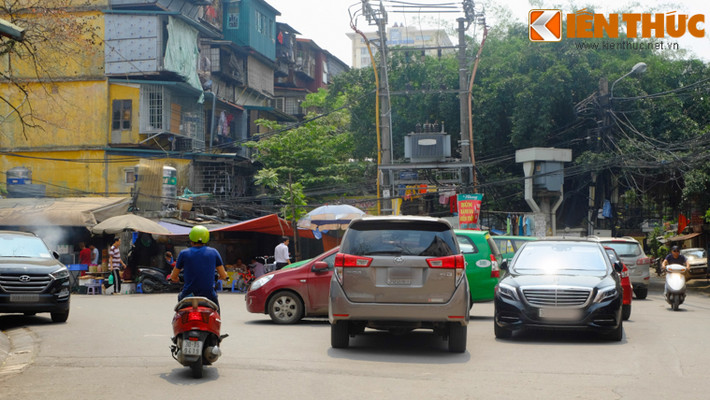 Không chỉ sân mà cả đường đi trong khu tập thể Giảng Võ (Ba Đình - Hà Nội) cũng bị biến thành bãi dừng đỗ xe ô tô.