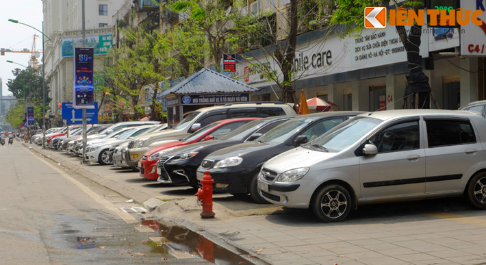 Tuy giá trông giữ xe tăng cao nhưng nhiều nơi trông giữ xe tại những tuyến phố trung tâm đều chật kín xe sau khi các lực lượng chức năng chấn chỉnh trật tự đô thị. Hàng dài xe gửi trên đường Giảng Võ (Ba Đình, Hà Nội).