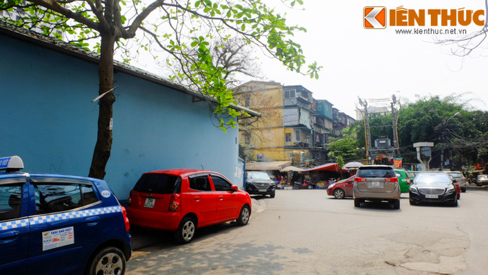 Không chỉ có diện tích thông thoáng để đỗ xe, khu vực này có nhiều hàng quán nên đã được cánh lái xe chọn làm nơi dừng đỗ, đặc biệt là xe taxi.