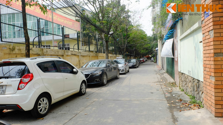 Hàng dài xế hộp trong ngõ nhỏ.