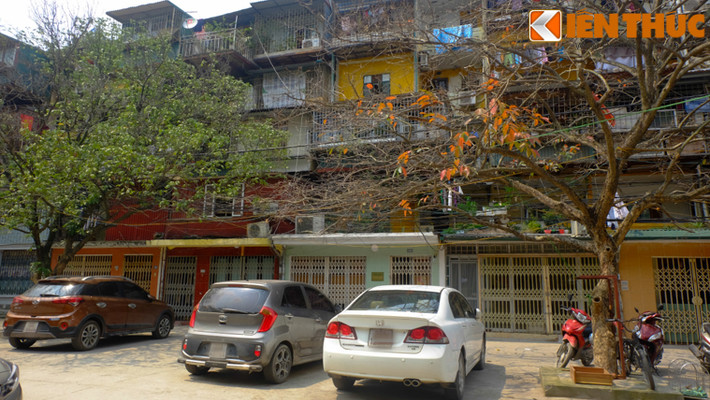 Sân chung cư trở thành điểm đỗ lý tưởng khi vỉa hè, lòng đường không có chỗ cho ô tô.