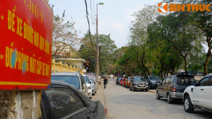 Mặc dù đã có biển thông báo "để xe đúng nơi quy định", không đỗ xe dưới lòng đường, song nhiều người vẫn thản nhiên dừng đỗ xế hộp tràn lòng đường trên phố Trần Huy Liệu (Giảng Võ, Ba Đình).