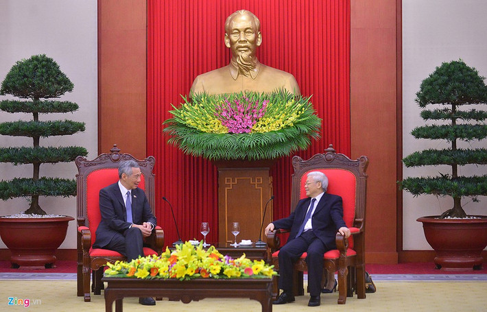Tổng Bí thư Nguyễn Phú Trọng nhiệt liệt hoan nghênh đoàn đại biểu cấp cao Singapore sang thăm Việt Nam và bày tỏ vui mừng được gặp lại Thủ tướng Lý Hiển Long.