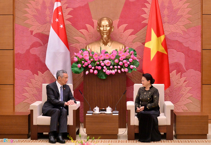 Trước đó, người đứng đầu chính phủ Singapore gặp Chủ tịch Quốc hội Nguyễn Thị Kim Ngân tại nhà Quốc hội. Singapore đang tích cực hỗ trợ Việt Nam xây dựng chương trình nghị sự chuẩn bị cho APEC 2017.