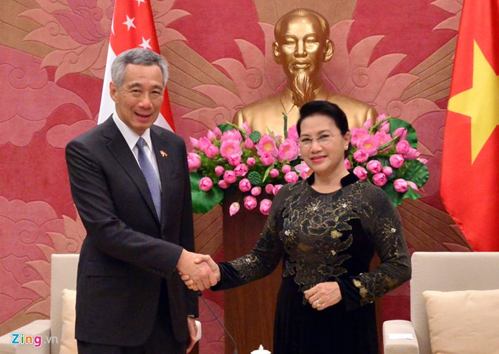 Ông Lý Hiển Long hoan nghênh Chủ tịch Quốc hội Nguyễn Thị Kim Ngân thăm chính thức Singapore trong năm 2017 và ghi nhận đề nghị của Việt Nam về việc thành lập Nhóm Nghị sĩ Hữu nghị Singapore - Việt Nam.