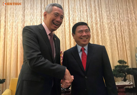 Ngày 21/3, Thủ tướng nước Cộng hòa Singapore Lý Hiển Long và Phu nhân bắt đầu thăm chính thức Việt Nam từ ngày 21-24/3 theo lời mời của Thủ tướng Chính phủ Nguyễn Xuân Phúc. Đây là lần thứ 3 ông Lý Hiển Long thăm Việt Nam trên cương vị Thủ tướng Singapore, sau các chuyến công du năm 2010 và 2013. Ảnh: Vũ Sơn.