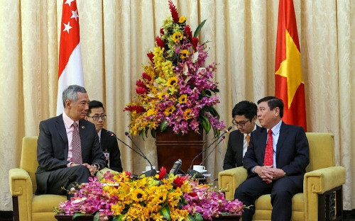Chủ tịch Nguyễn Thành Phong cho biết ông vui mừng được đón tiếp Thủ tướng Lý đến thăm và làm việc tại TP HCM, khẳng định chính sách nhất quán của Việt Nam là coi trọng tăng cường, mở rộng quan hệ hữu nghị với Singapore, cả trên cơ sở song phương lẫn đa phương vì lợi ích của nhân dân hai nước và hòa bình, ổn định, phát triển trên thế giới. Ảnh: VnEconomy.