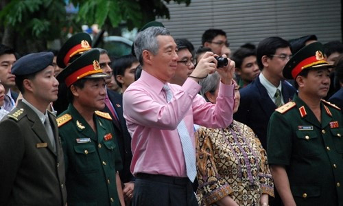 Trong chuyến thăm hữu nghị Việt Nam, chiều 12/9/2013, tại vườn hoa Lý Thái Tổ (Hà Nội), Thủ tướng Singapore và phu nhân đã chứng kiến buổi biểu diễn của hai đoàn nghệ thuật của Singapore và Việt Nam. Thủ tướng đã ghi lại những bức hình đẹp của buổi biểu diễn. Ảnh: Tiền Phong.