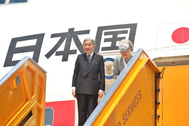 Sáng ngày 5/3, Nhà vua Akihito và Hoàng hậu Michiko lên máy bay rời Huế kết thúc chuyến thăm 2 ngày tại đây cũng như chuyến thăm lần đầu tiên tại Việt Nam. Nhà vua và Hoàng hậu Michiko đã rất vui mừng, cảm kích sự đón tiếp nồng hậu từ Việt Nam. Ảnh: Zing.