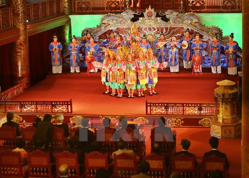Sau đó, Nhà vua Nhật Bản Akihito và Hoàng hậu Michiko nghe Nhã nhạc cung đình Huế tại Nhà hát Duyệt Thị Đường. (Ảnh: Hồ Cầu/TTXVN).