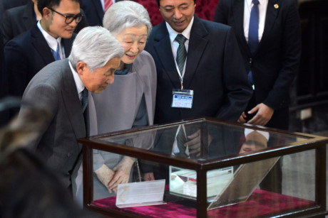 Chiều 2/3, Nhà vua Akihito và Hoàng hậu Michiko thăm Bảo tàng Sinh học (thuộc Khoa Sinh học Trường Đại học Khoa học Tự nhiên, Đại học Quốc gia Hà Nội), nơi lưu giữ tiêu bản cá bống trắng do ông phát hiện và tặng lại cho Việt Nam. Ảnh: Zing.