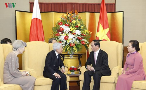Đến chiều cùng ngày, Chủ tịch nước và phu nhân chào từ biệt Nhà vua và hoàng hậu để đoàn ra sân bay Nội Bài đáp chuyến bay đến Huế. Ảnh: VOV.