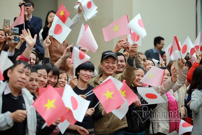Rất đông người dân Việt Nam và Nhật Bản chào đón Nhà vua và Hoàng hậu. Ảnh: Vietnamnet.