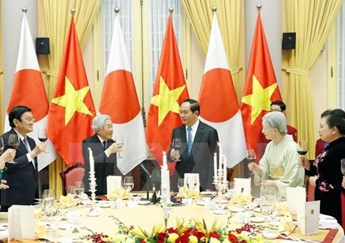 Tối cùng ngày, tại Phủ Chủ tịch, Chủ tịch nước Trần Đại Quang và Phu nhân đã chủ trì Quốc yến chào mừng Nhà vua Nhật Bản Akihito và Hoàng hậu sang thăm cấp Nhà nước. Ảnh: TTXVN.