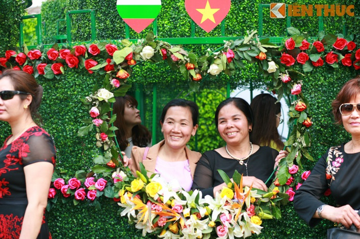 Lâu đài tình yêu được làm hoàn toàn bằng hoa lụa.