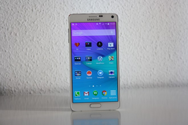 Samsung Galaxy Note 4 - 32 GB (17,99 triệu đồng) Dòng Note được đánh giá là phablet tốt nhất thị trường. Bước sang thế hệ thứ 4, model này được trang bị vỏ kim loại sang trọng trong khi bút cảm ứng S Pen không ngừng được cải tiến. Để sở hữu chiếc Note thế hệ mới nhất, số tiền người dùng phải bỏ ra không nhỏ.