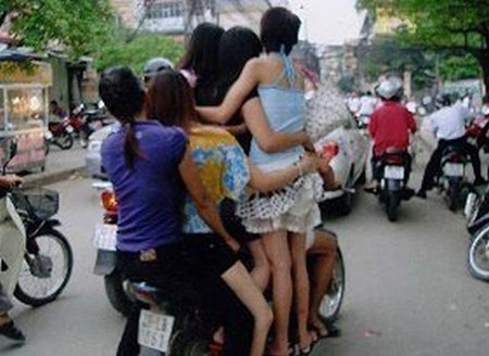 Phía trước kia có gì mà đông thế chị?