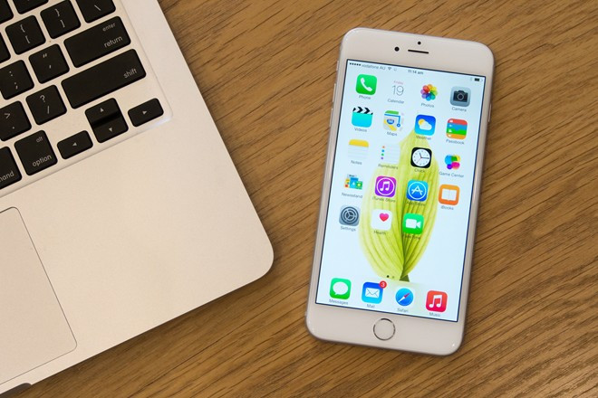 iPhone 6 Plus - 128 GB (24,79 triệu đồng) 128 GB là dung lượng lưu trữ lớn nhất trên một chiếc smartphone phổ thông từng bán tại Việt Nam. iPhone 6 Plus bản 128 GB cũng là sản phẩm di động phổ thông có giá cao nhất. Người dùng có thể chọn lựa các bản 64 hoặc 16 GB với giá dễ chịu hơn.