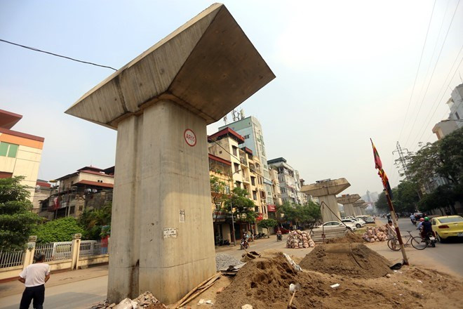 Trụ cầu đoạn phố Hào Nam là nơi tập kết vật liệu xây dựng của các hộ dân đang xây nhà.