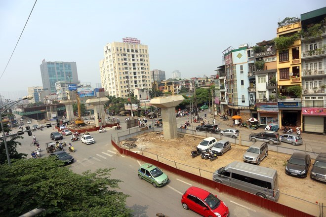 Quây tôn để gửi xe ô tô đoạn Hào Nam.