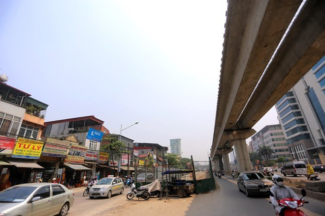 Quây tôn ngay giữa đường nhưng để không.