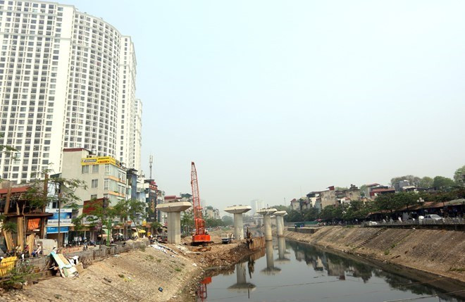 Trụ cầu tại sông Tô Lịch.