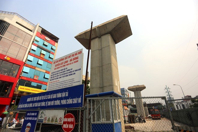 Công trường lạnh ngắt.
