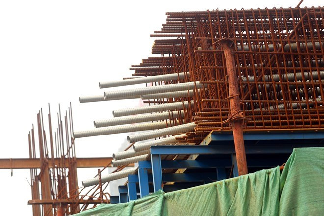 Những thanh thép gỉ sau bao mưa nắng.