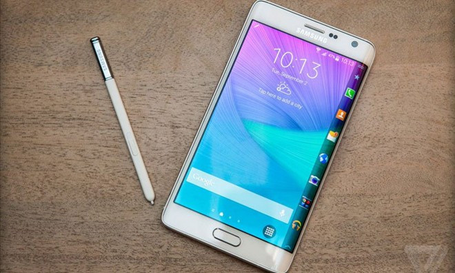 Samsung Galaxy Note Edge - 32 GB (20,99 triệu đồng) Để sở hữu phần màn hình cong độc đáo của Note Edge, người dùng phải bỏ thêm khoảng 3 triệu đồng so với Note 4. Đáng chú ý, phần màn hình cong của Note Edge tỏ ra nhiều tính năng hơn hẳn so với S6 Edge - mẫu smartphone màn hình cong khác của Samsung.