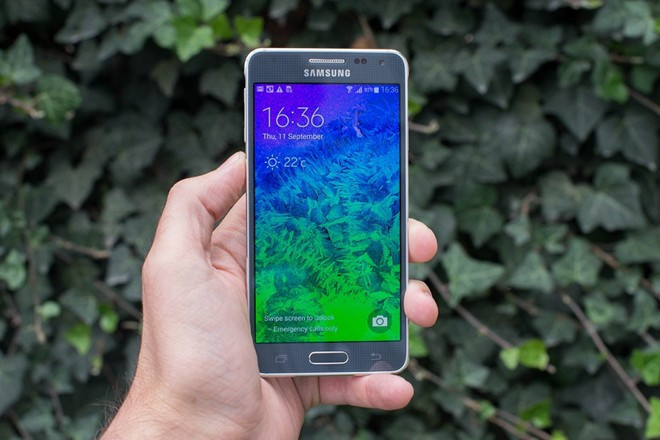 Samsung Galaxy Alpha - 32 GB (8,49 triệu đồng) Nếu muốn tìm kiếm một sản phẩm dung lượng lớn, giá mềm, Galaxy Alpha có thể là gợi ý cho bạn. Ngoài ra, đây cũng là một trong số những chiếc smartphone dòng cao có dáng mỏng, nhẹ nhất trên thị trường.