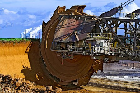 Bagger 288 là máy xúc lớn nhất thế giới, được sử dụng để trích xuất than tại mỏ dải Tagebau Hambach, Đức.