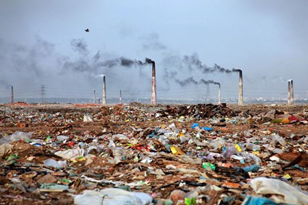 Khung cảnh bãi rác thải ở Bagladesh.