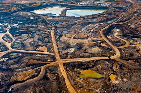 Khu vực Tar-rich tại Alberta, Canada bị tàn phá bởi khai khoáng và chất thải hóa chất.