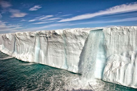 Do tác động của biến đổi khí hậu, tảng băng tan khổng lồ gần đào Svalbard ở Na Uy.