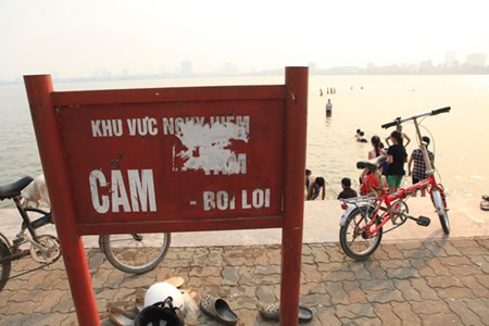 Dù đã có biển báo nguy hiểm khi tắm ở đây, nhưng nhiều em ra xa bờ hàng trăm mét.