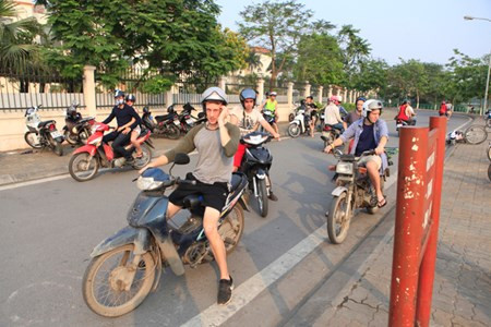 Du khách nước ngoài đi qua đây đứng lại xem.