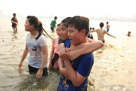 Theo chúng tôi chứng kiến, hầu hết các em đều không biết bơi nhưng vẫn đùa nghịch với nhau dưới nước.