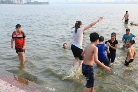 Một số em mới tập tọe bơi.