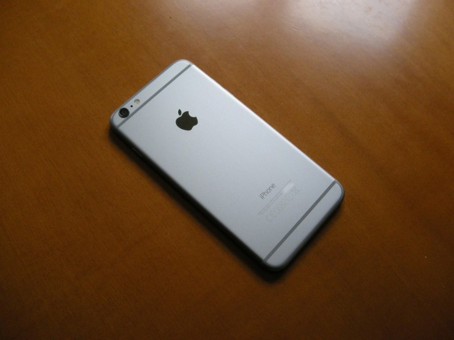 iPhone 6 - 128 GB (22,19 triệu đồng) Tương tự iPhone 6 Plus, iPhone 6 bán ra với 3 phiên bản dung lượng gồm 16, 64 và 128 GB. Tuy nhiên, tại Việt Nam, các bản 16 và 64 GB tỏ ra hút khách hơn.