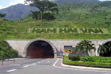 Louis Berger cũng tham gia thiết kế đường hầm xuyên đèo Hải Vân. Dự án có tổng vốn đầu tư 133 triệu USD từ nguồn vay Ngân hàng Hợp tác Quốc tế Nhật Bản (JBIC), khai trương tháng 6/2005.