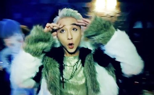 Về thời trang, trong MV, Sơn Tùng xuất hiện với mái tóc bạch kim chải ngược tựa như G-Dragon.