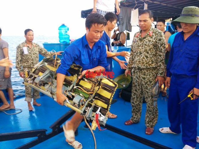 Ông Số hy vọng, sẽ sớm tìm được hai phi công và tìm thêm được các chi tiết quan trọng của máy bay, đặc biệt là hộp đen. Ảnh: Tức tốc chuyển mảnh vỡ đến bộ phận kỹ thuật không quân trên tàu chỉ huy để phân tích, đánh giá.