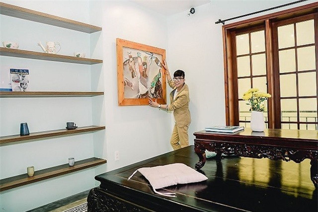 Chiếc sập cổ lúc sinh thời, mẹ nam ca sĩ hay ngồi đây chơi còn cha anh vẫn thường dùng làm nơi viết thư pháp... Ảnh: Vietnamnet