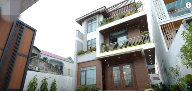 Công trình có diện tích lô đất rộng 350m2. Xung quanh biệt thự có rất nhiều cây cối thoáng đãng.