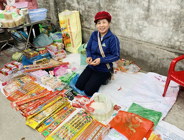 Chợ bán nhiều mặt hàng từ thịt, cá, rau dưa đến đồ khô. Ảnh: Báo Hải Dương
