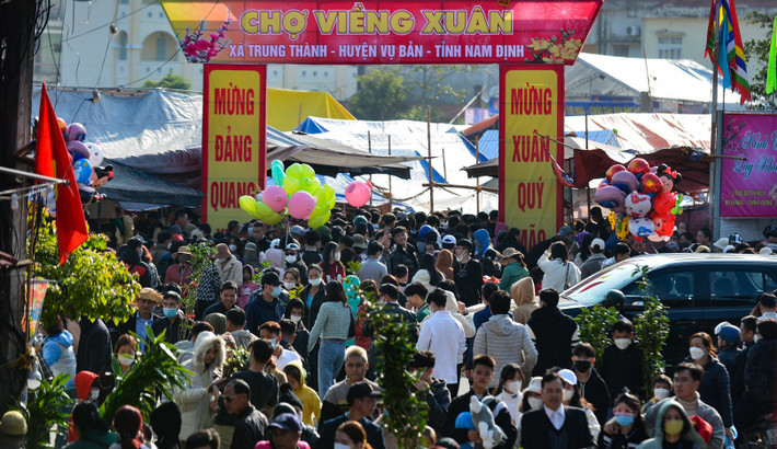 Chợ Viềng bán nhiều mặt hàng như cây cảnh, cây giống, đồ nông cụ, sản xuất nông nghiệp. Người ta quan niệm mua những vật dụng này tại đây sẽ mang lại một mùa màng bội thu. Ảnh: Vietnamnet