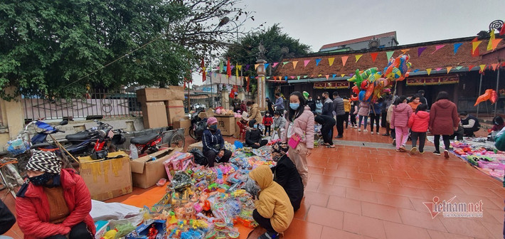 Phiên chợ chỉ bán đồ chơi cho trẻ em. Khách hàng của phiên chợ này chủ yếu là các em nhỏ. Ảnh: Vietnamnet